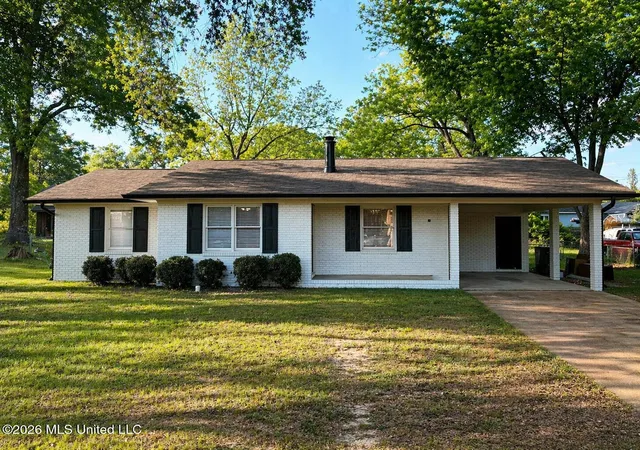 Photo 1 of Single family home for sale at 690 Cox Ave, Holly Springs, MS 38635 | MLS# 4157881 | Listing updated on 2026-08-02