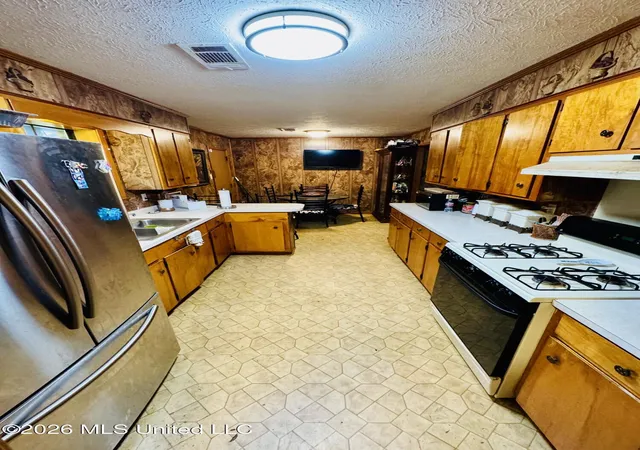 Photo 3 of Single family home for sale at 102 Chatwin St, Kosciusko, MS 39090 | MLS# 4157895 | Listing updated on 2026-09-03