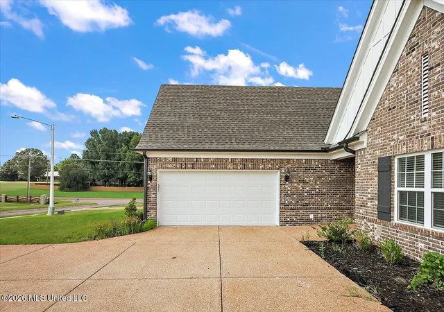 Photo 3 of Sale Pending at 8960 Acorn Ln, Southaven, MS 38672 | MLS# 4157945 | Listing updated on 2026-08-24