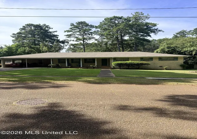 Photo 1 of Sale Pending at 513 Charles St, Brookhaven, MS 39601 | MLS# 4157958 | Listing updated on 2026-09-11