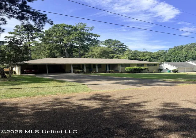 Photo 2 of Sale Pending at 513 Charles St, Brookhaven, MS 39601 | MLS# 4157958 | Listing updated on 2026-09-11