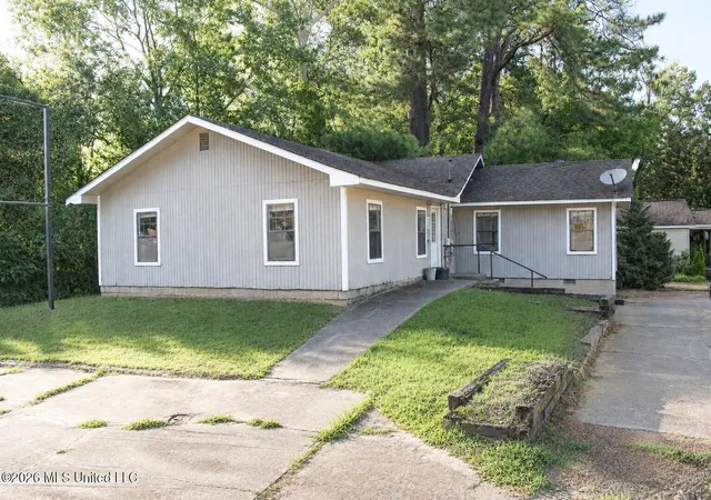 Photo 2 of Single family home for sale at 830 Lakeview Dr, Grenada, MS 38901 | MLS# 4158125 | Listing updated on 2026-08-04