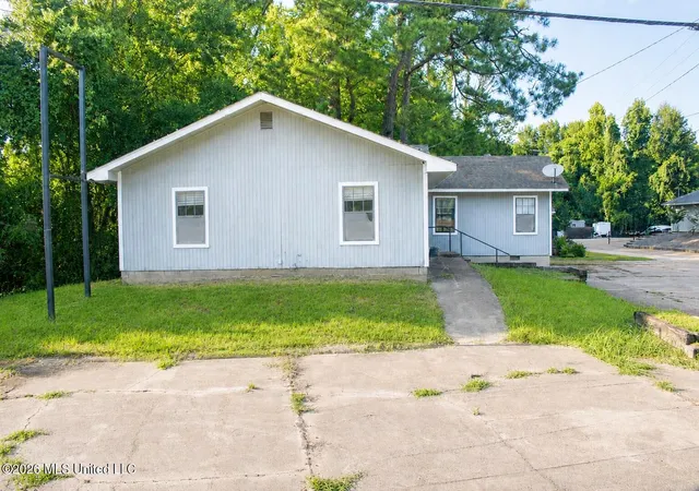Photo 3 of Single family home for sale at 830 Lakeview Dr, Grenada, MS 38901 | MLS# 4158125 | Listing updated on 2026-08-04