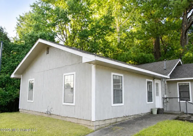 Photo 3 of Single family home for sale at 830 Lakeview Dr, Grenada, MS 38901 | MLS# 4158125 | Listing updated on 2026-08-04