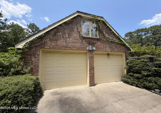 Photo 3 of Sale Pending at 2000 S 40th Avenue, Hattiesburg, MS 39402 | MLS# 4157987 | Listing updated on 2026-08-13