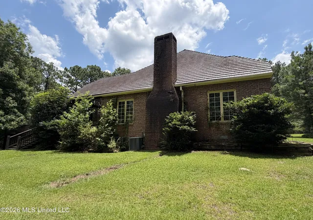 Photo 4 of Sale Pending at 2000 S 40th Avenue, Hattiesburg, MS 39402 | MLS# 4157987 | Listing updated on 2026-08-13