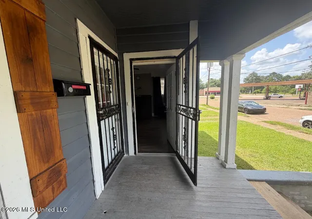 Photo 3 of Single family home for sale at 807 Evergreen Ave, Jackson, MS 39204 | MLS# 4158062 | Listing updated on 2026-08-04