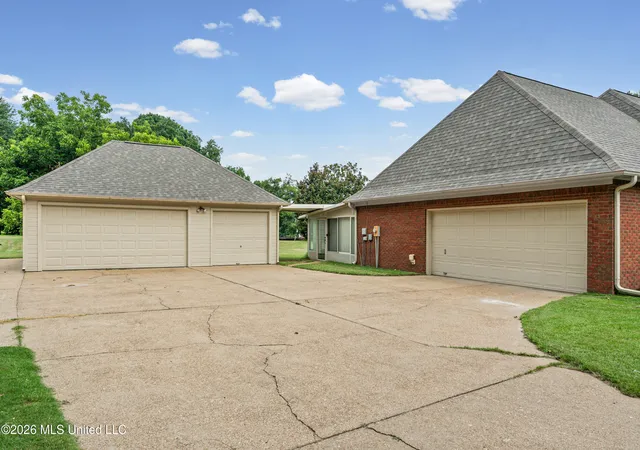 Photo 3 of Single family home for sale at 8805 Dove Hl Dr, Olive Branch, MS 38654 | MLS# 4158203 | Listing updated on 2026-09-14
