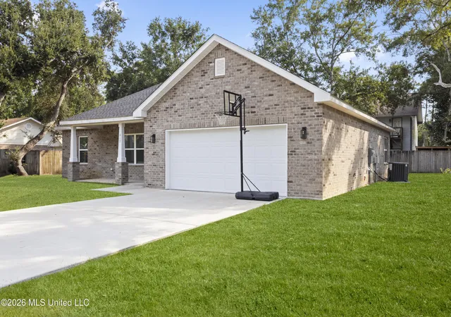 Photo 2 of Single family home for sale at 617 Peach St, Ocean Springs, MS 39564 | MLS# 4158477 | Listing updated on 2026-08-16