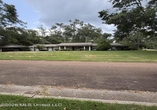 1st image of 806 Crestview Dr, Yazoo City, MS 39194 | MLS# 4158157