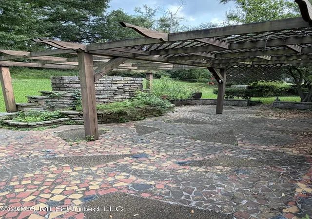 Photo 3 of Sale Pending at 806 Crestview Dr, Yazoo City, MS 39194 | MLS# 4158157 | Listing updated on 2026-08-21