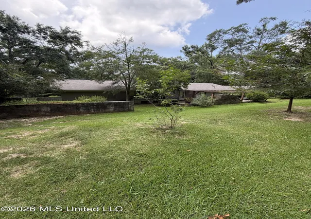 Photo 3 of Sale Pending at 806 Crestview Dr, Yazoo City, MS 39194 | MLS# 4158157 | Listing updated on 2026-08-21