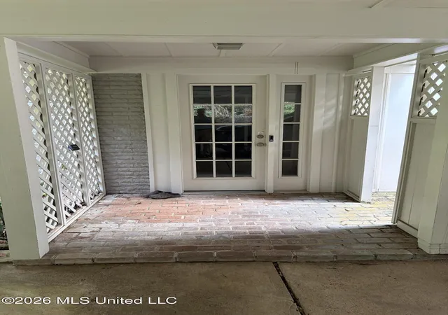 Photo 4 of Sale Pending at 806 Crestview Dr, Yazoo City, MS 39194 | MLS# 4158157 | Listing updated on 2026-08-21