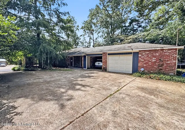 Photo 2 of Sale Pending at 155 Homochitto St, Natchez, MS 39120 | MLS# 4158165 | Listing updated on 2026-08-28
