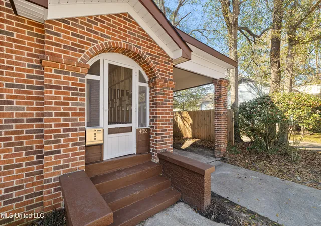Photo 3 of Sale Pending at 402 8th Avenue, Hattiesburg, MS 39401 | MLS# 4158580 | Listing updated on 2026-09-19