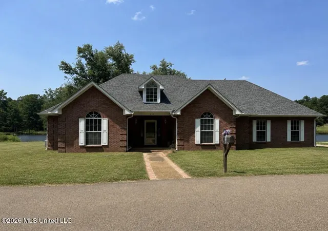 Photo 1 of Single family home for sale at 253 Windmere Dr, Grenada, MS 38901 | MLS# 4158308 | Listing updated on 2026-08-21