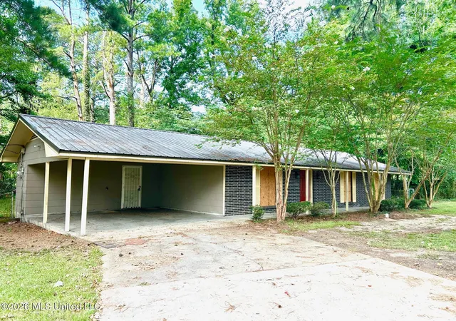 Photo 2 of Sale Pending at 3065 Suncrest Dr, Jackson, MS 39212 | MLS# 4158375 | Listing updated on 2026-09-11