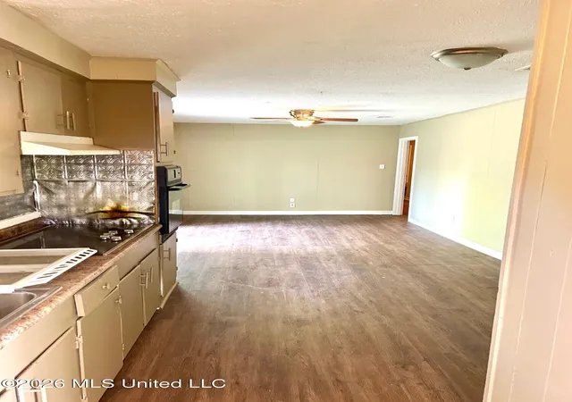 Photo 3 of Sale Pending at 3065 Suncrest Dr, Jackson, MS 39212 | MLS# 4158375 | Listing updated on 2026-09-11