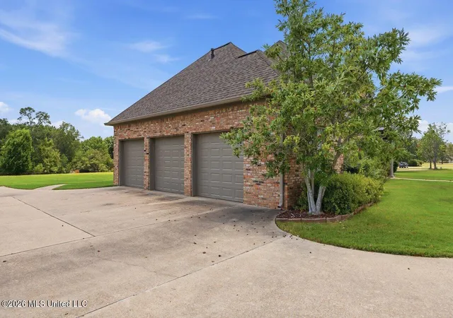 Photo 3 of Single family home for sale at 553 Twin Cedars Dr, Madison, MS 39110 | MLS# 4158662 | Listing updated on 2026-08-11