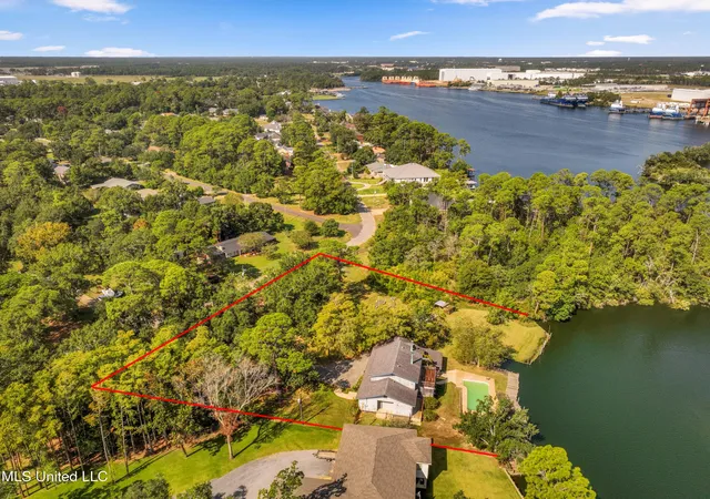 Photo 2 of Sale Pending at 122 Bayou Cir, Gulfport, MS 39507 | MLS# 4158589 | Listing updated on 2026-09-29