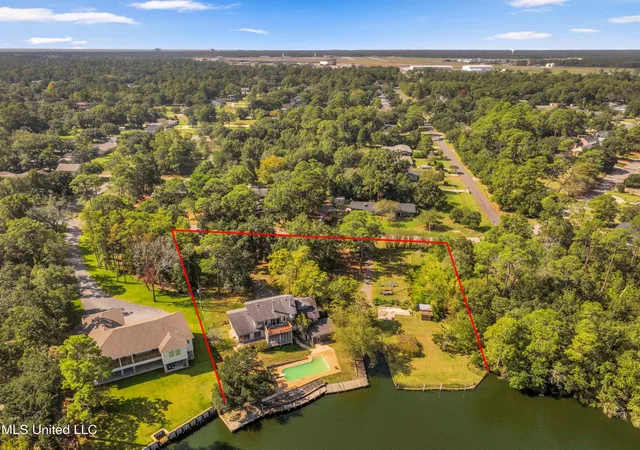Photo 3 of Sale Pending at 122 Bayou Cir, Gulfport, MS 39507 | MLS# 4158589 | Listing updated on 2026-09-29