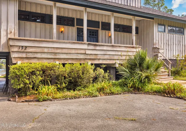 Photo 4 of Sale Pending at 122 Bayou Cir, Gulfport, MS 39507 | MLS# 4158589 | Listing updated on 2026-09-29