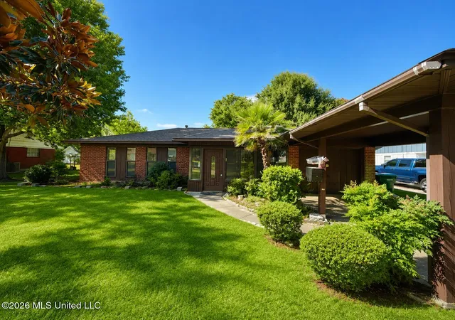 Photo 2 of Sale Pending at 2 Lafayette Pl, Gulfport, MS 39507 | MLS# 4158795 | Listing updated on 2026-08-18