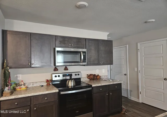 Photo 4 of Single family home for sale at 2205 Magazine St, Ocean Springs, MS 39564 | MLS# 4158961 | Listing updated on 2026-10-02