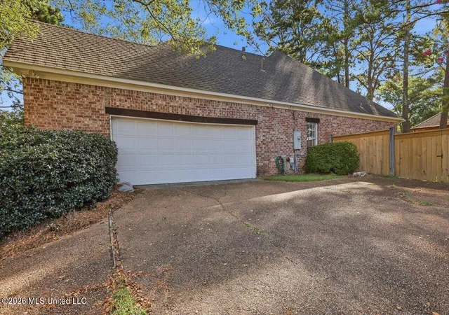 Photo 2 of Sale Pending at 143 Whisper Lake Blvd, Madison, MS 39110 | MLS# 4159618 | Listing updated on 2026-09-12