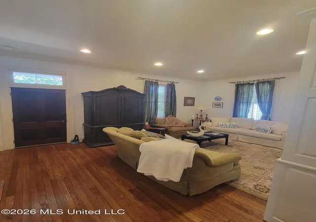Photo 3 of Single family home for sale at 910 Washington St, Natchez, MS 39120 | MLS# 4158939 | Listing updated on 2026-08-12