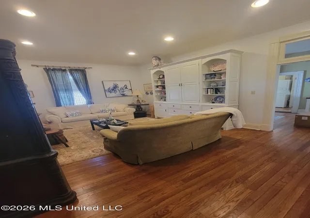 Photo 4 of Single family home for sale at 910 Washington St, Natchez, MS 39120 | MLS# 4158939 | Listing updated on 2026-08-12