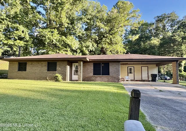 Photo 1 of Single family home for sale at 111 Moonmist Dr, Vicksburg, MS 39180 | MLS# 4159050 | Listing updated on 2026-08-13