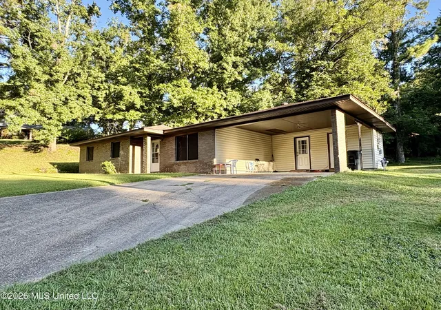 Photo 2 of Single family home for sale at 111 Moonmist Dr, Vicksburg, MS 39180 | MLS# 4159050 | Listing updated on 2026-08-13