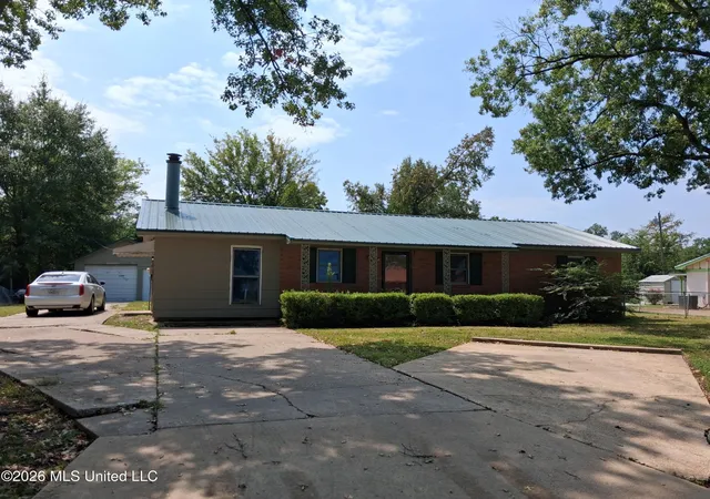 Photo 3 of Single family home for sale at 215 Patricia Dr, Indianola, MS 38751 | MLS# 4158966 | Listing updated on 2026-09-11