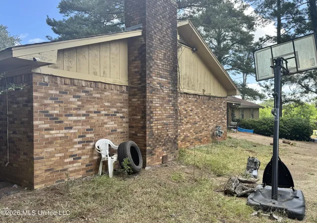 Photo 3 of Sale Pending at 3918 Forest Lake Dr, Jackson, MS 39212 | MLS# 4159095 | Listing updated on 2026-08-25