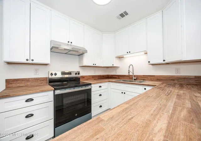 Photo 2 of Single family home for sale at 3036 Woodlawn Ave, Moss Point, MS 39563 | MLS# 4159477 | Listing updated on 2026-08-22