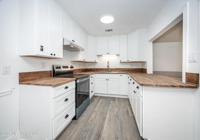 Photo 3 of Sale Pending at 3036 Woodlawn Ave, Moss Point, MS 39563 | MLS# 4159477 | Listing updated on 2026-10-07
