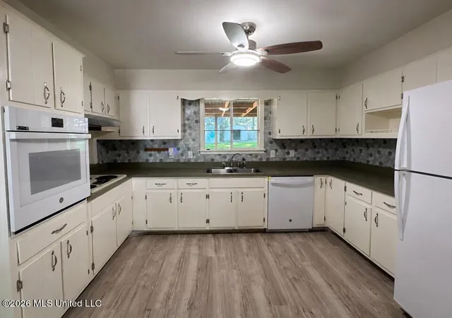 Photo 3 of Single family home for sale at 1009 Laurelwood Dr, Clinton, MS 39056 | MLS# 4159266 | Listing updated on 2026-10-08