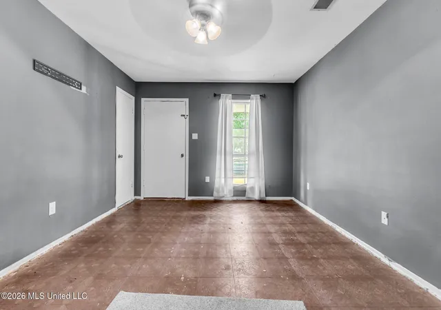 Photo 3 of Single family home for sale at 5698 Crestwood Dr, Horn Lake, MS 38637 | MLS# 4159504 | Listing updated on 2026-08-31