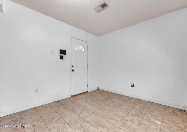 Photo 4 of Single family home for sale at 5698 Crestwood Dr, Horn Lake, MS 38637 | MLS# 4159504 | Listing updated on 2026-08-31