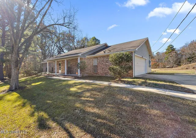 Photo 3 of Single family home for sale at 1085 Thomas Dr, Raymond, MS 39154 | MLS# 4159339 | Listing updated on 2026-08-30