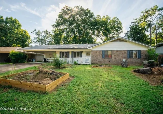 1st image of 2044 Country Club Dr, Yazoo City, MS 39194 | MLS# 4159522