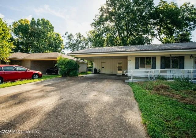 2nd image of 2044 Country Club Dr, Yazoo City, MS 39194 | MLS# 4159522