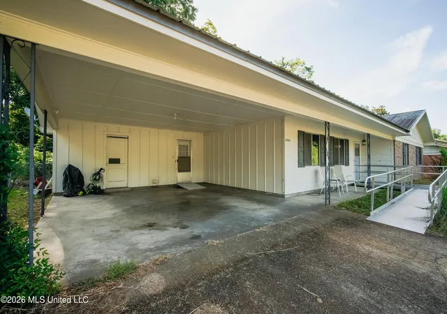 3rd image of 2044 Country Club Dr, Yazoo City, MS 39194 | MLS# 4159522