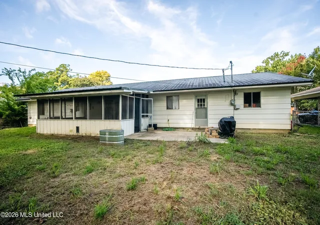 5th image of 2044 Country Club Dr, Yazoo City, MS 39194 | MLS# 4159522