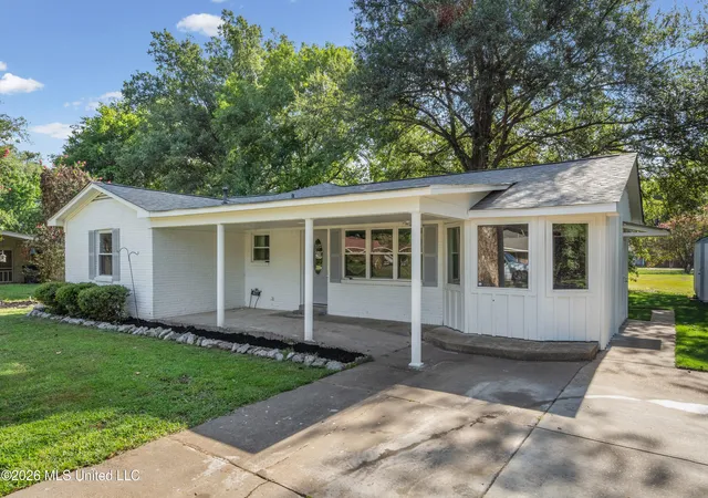 Photo 2 of Single family home for sale at 1672 School St, Tunica, MS 38676 | MLS# 4159804 | Listing updated on 2026-10-21