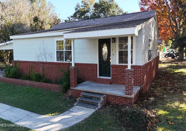 Photo 2 of Single family home for sale at 2302 Wilson Ave, Pascagoula, MS 39567 | MLS# 4159632 | Listing updated on 2026-08-19