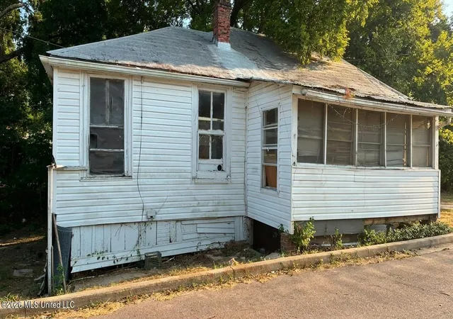Photo 3 of Single family home for sale at 3401 Johnson St, Vicksburg, MS 39180 | MLS# 4159659 | Listing updated on 2026-10-09