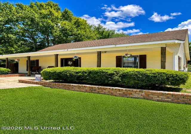 Photo 1 of Single family home for sale at 301 Ridgeview Dr, Carriere, MS 39426 | MLS# 4159695 | Listing updated on 2026-08-19