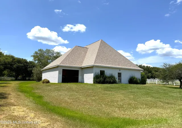 Photo 2 of Single family home for sale at 1072 Country Clb Rd, Mc Comb, MS 39648 | MLS# 4159742 | Listing updated on 2026-08-19